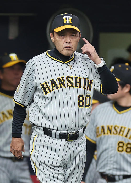 オリックス対阪神　6回表を終え選手交代を告げる阪神岡田監督（撮影・前田充）