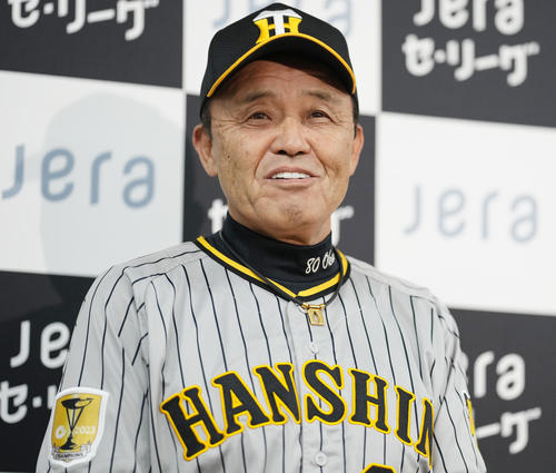 開幕前日共同記者会見に臨む阪神岡田監督（撮影・鈴木みどり）