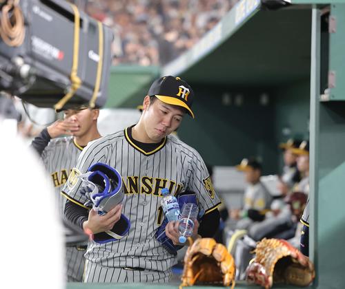 巨人対阪神　5回3失点で降板した青柳は首をかしげながらベンチから引き揚げる（撮影・上田博志）