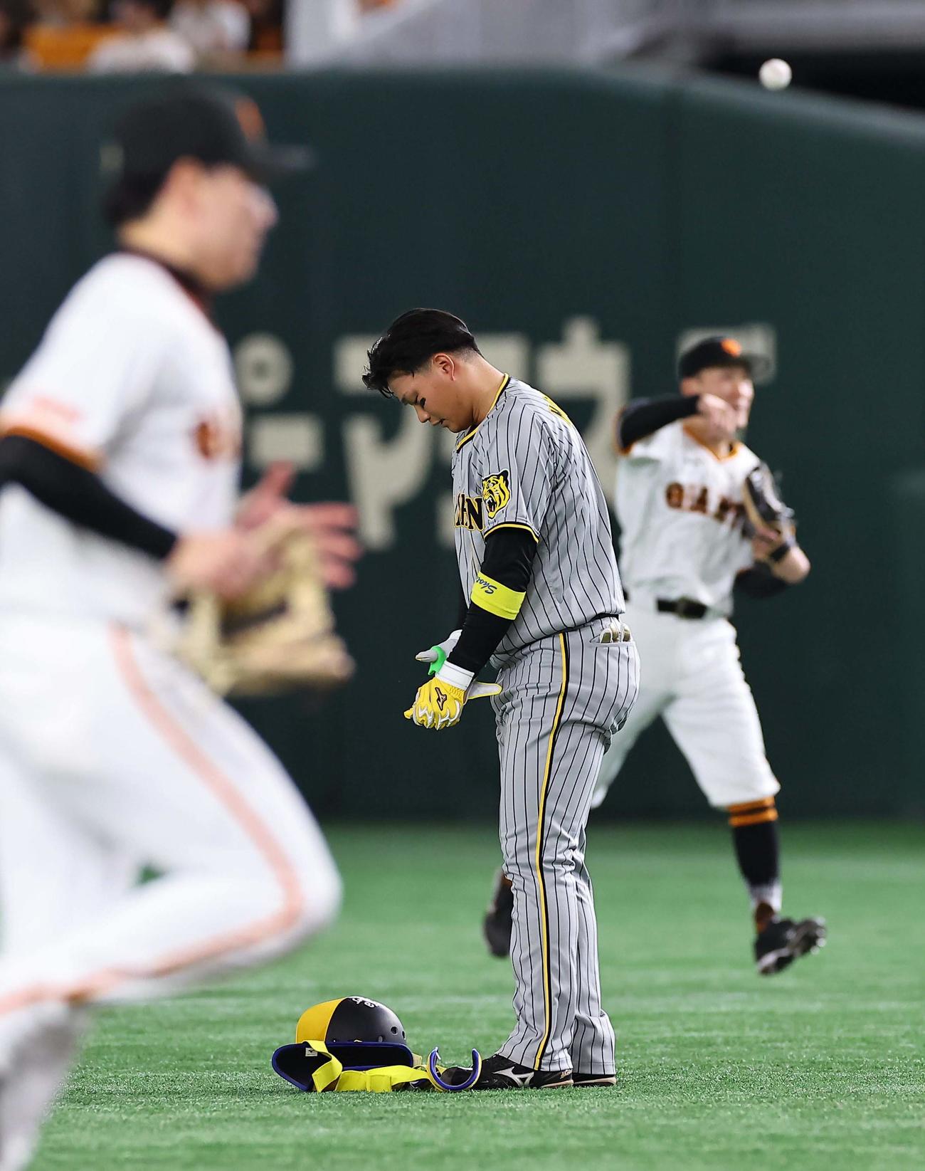 巨人対阪神　3回表阪神2死、森下は右飛に倒れる（撮影・上田博志）