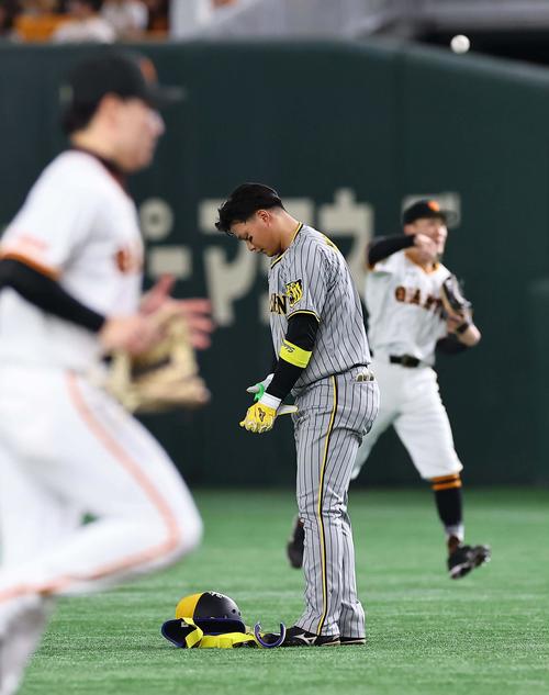 巨人対阪神　3回表阪神2死、森下は右飛に倒れる（撮影・上田博志）