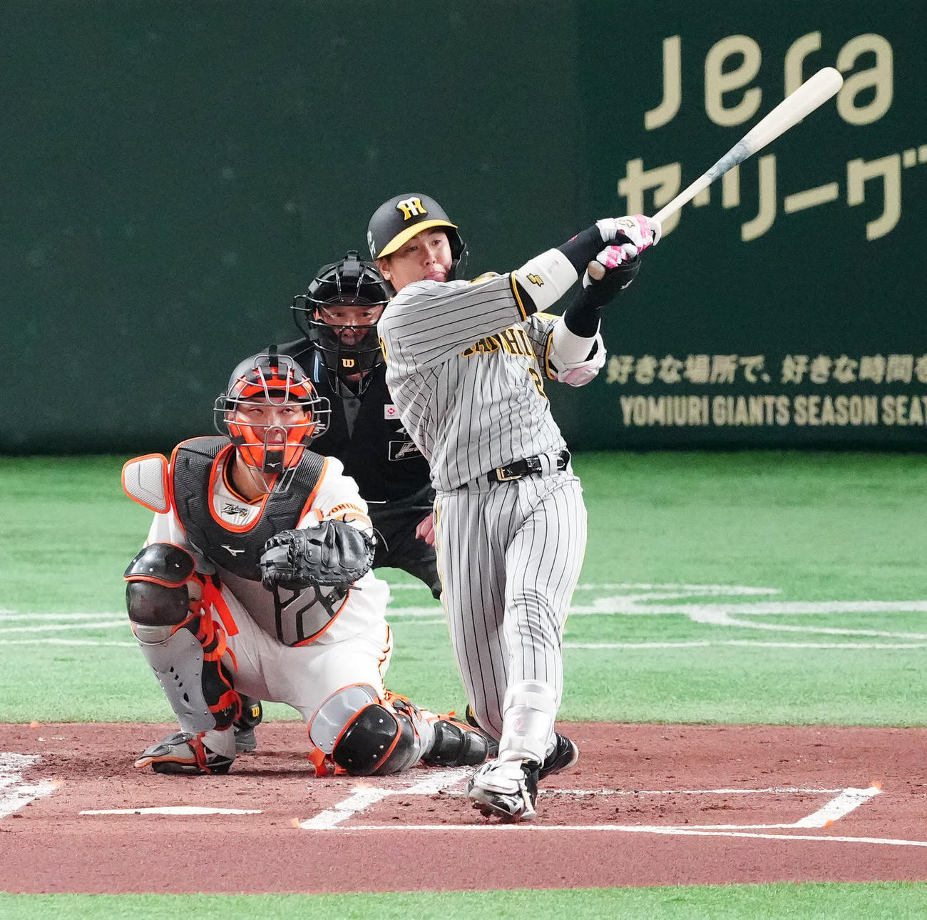 巨人対阪神　2回表阪神2死、左前打を放つ梅野（撮影・江口和貴）