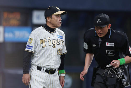 阪神対DeNA 4回表、選手交代を告げる阪神岡田監督（左）（撮影・前田充）