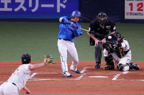 阪神対DeNA 2回表DeNA2死二塁、石上は左適時打を放つ（撮影・加藤哉）