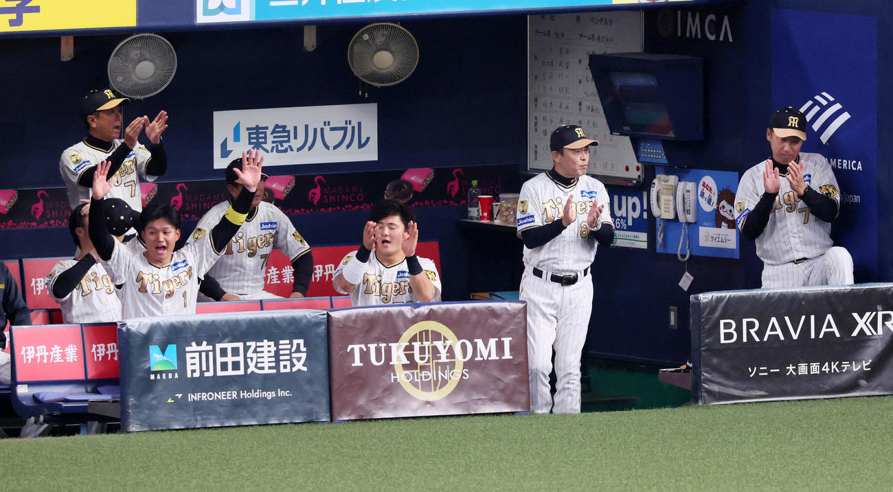 阪神対DeNA 4回裏阪神1死一、三塁、岡田監督は佐藤輝の本塁判定にリクエストし検証結果がセーフとなりベンチで拍手する（撮影・加藤哉）