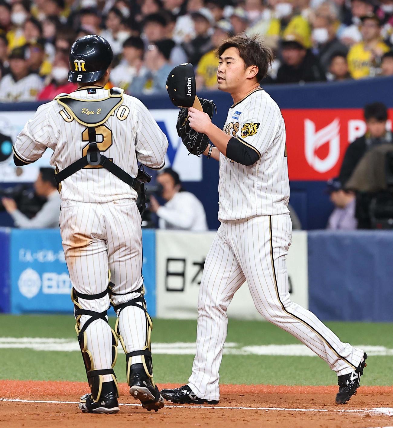 阪神対DeNA 6回、逆転を許した桐敷（右）と梅野（撮影・上田博志）