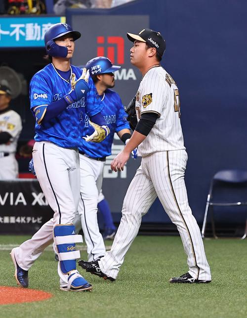 阪神対DeNA 6回表DeNA1死満塁、楠本の適時打で宮崎（中央）の生還を許す桐敷（撮影・上田博志）