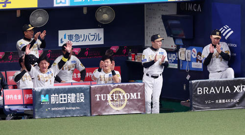阪神対DeNA 4回裏阪神1死一、三塁、岡田監督は佐藤輝の本塁判定にリクエストし検証結果がセーフとなりベンチで拍手する（撮影・加藤哉）