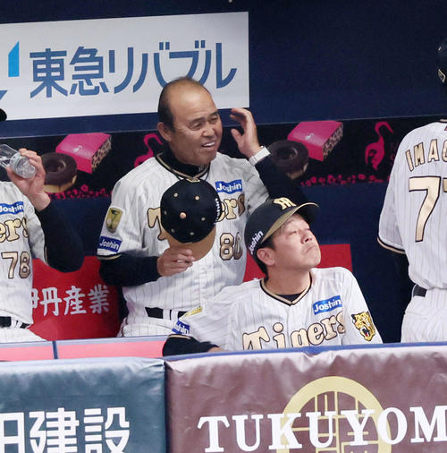 阪神対DeNA 3回表を終えベンチで笑顔を見せる岡田監督（撮影・加藤哉）