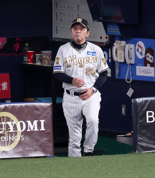 阪神対DeNA 6回裏を終え選手交代を告げる岡田監督（撮影・加藤哉）