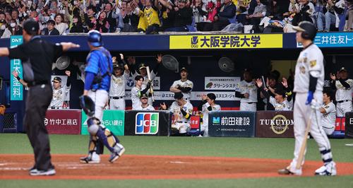 阪神対DeNA 4回裏阪神1死一、三塁、佐藤輝（中央左）はリクエストでセーフになり手をたたいて喜ぶ（撮影・上田博志）