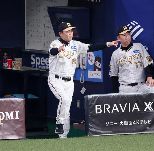 阪神対DeNA 4回裏阪神1死一、三塁、岡田監督は佐藤輝の本塁判定にリクエストする（撮影・加藤哉）