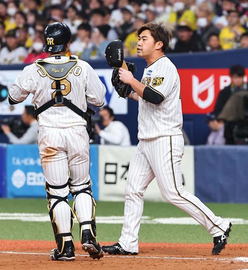阪神対DeNA 6回、逆転を許した桐敷（右）と梅野（撮影・上田博志）