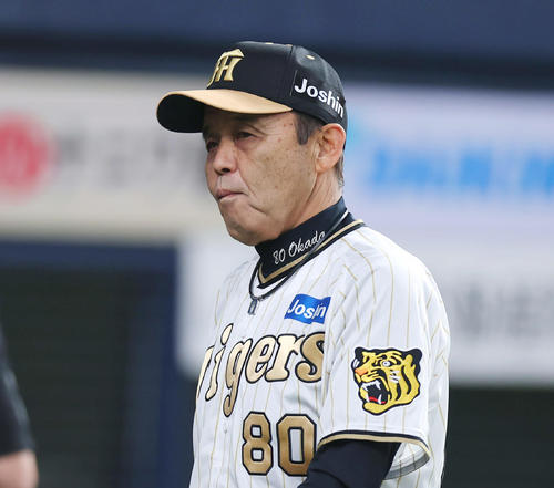 阪神対DeNA　6回表DeNA1死満塁、投手交代を告げベンチへ戻る岡田監督（撮影・前田充）