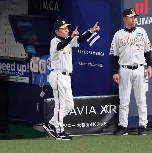 阪神対DeNA 4回裏阪神1死一、三塁、岡田監督は佐藤輝の三塁判定にリクエストする（撮影・加藤哉）