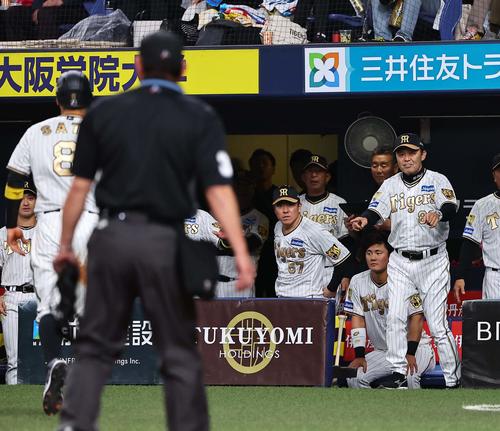 阪神対DeNA 4回裏阪神1死一、三塁、佐藤輝の本塁アウトの判定でリクエストを要求する岡田監督（撮影・上田博志）