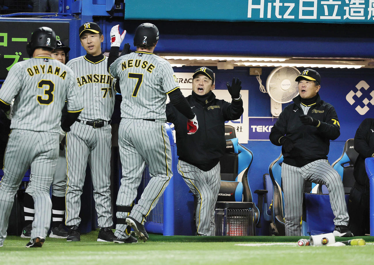 ヤクルト対阪神　2回表阪神無死一塁、左越え2点本塁打のノイジー（右から3人目）をタッチで迎える岡田監督（同2人目）（撮影・足立雅史）