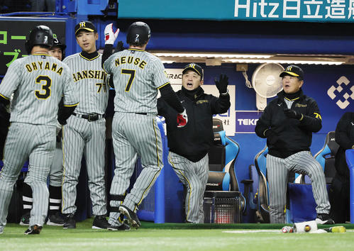 ヤクルト対阪神　2回表阪神無死一塁、左越え2点本塁打のノイジー（右から3人目）をタッチで迎える岡田監督（同2人目）（撮影・足立雅史）