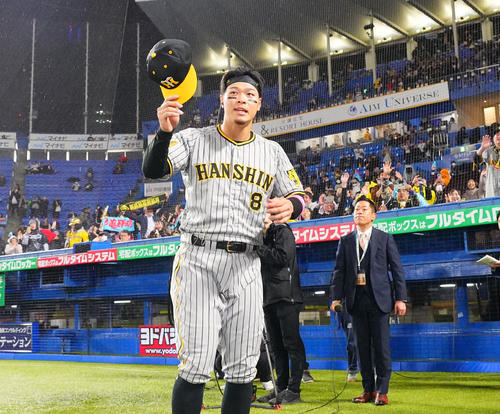 ヤクルト対阪神　ヒーローインタビューを終え、ファンの声援に応える阪神佐藤輝（2024年4月5日撮影）