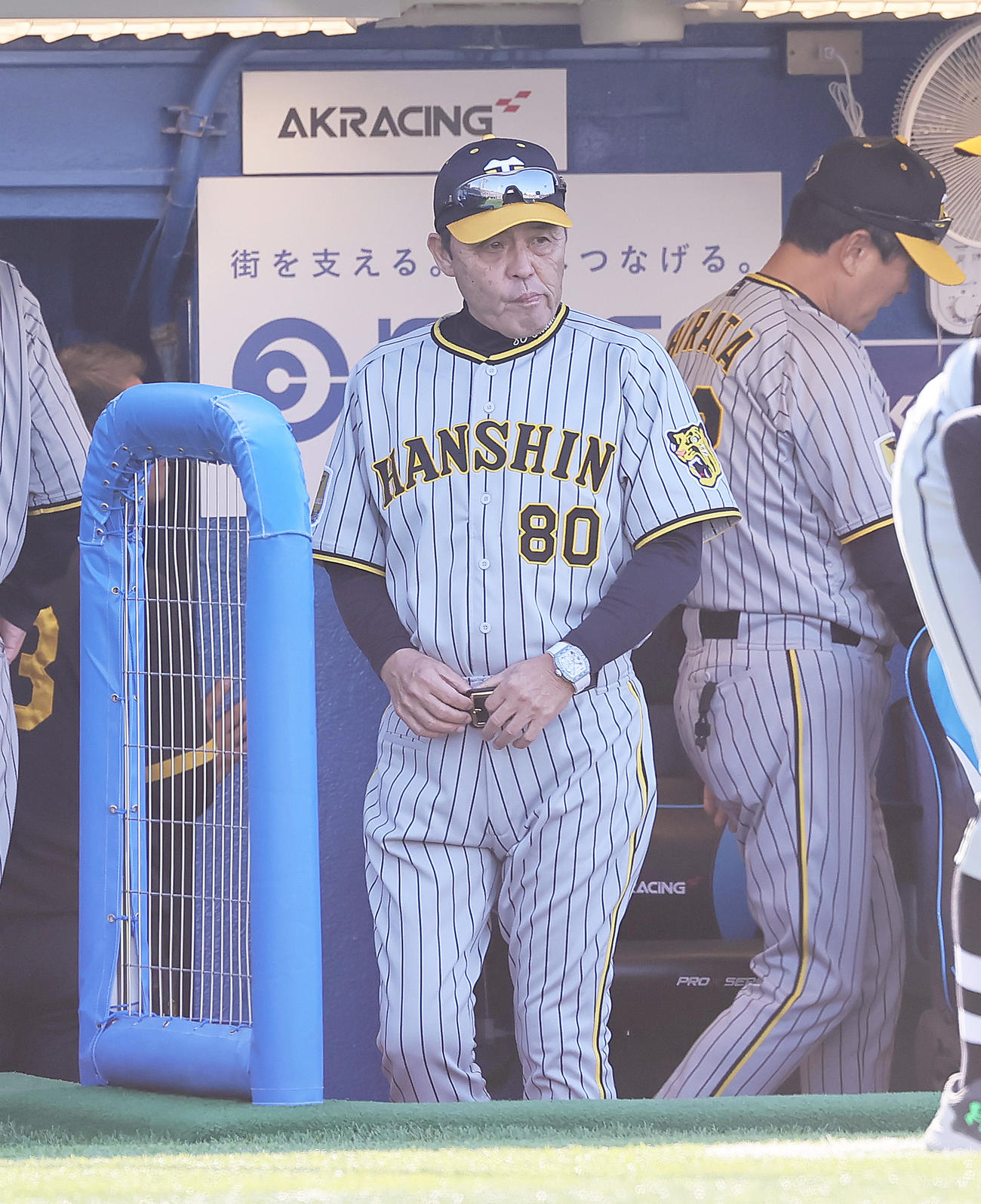 ヤクルト対阪神　選手交代を告げるためベンチを出る阪神岡田監督（撮影・足立雅史）