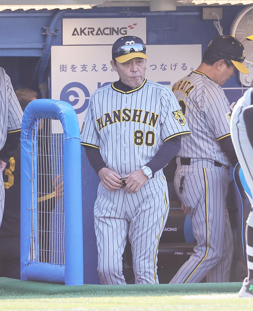 ヤクルト対阪神　選手交代を告げるためベンチを出る阪神岡田監督（撮影・足立雅史）