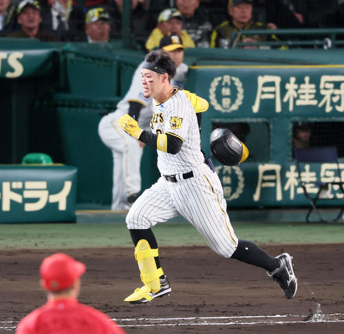 阪神対広島　4回裏阪神2死一塁、佐藤輝は三塁へ内野安打を放つ（撮影・加藤哉）