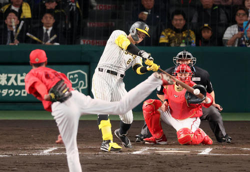 阪神対広島　6回裏阪神2死一塁、佐藤輝は左翼へ適時二塁打を放つ。投手はアドゥワ（撮影・加藤哉）