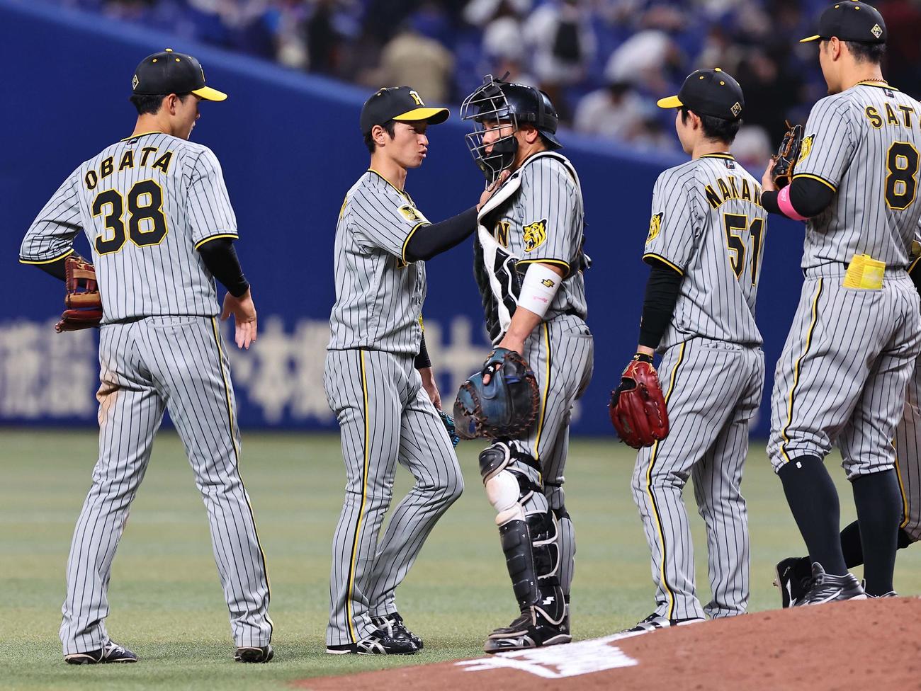 中日対阪神　中日と引き分けた阪神ナインはマウンドでハイタッチをする（撮影・上田博志）
