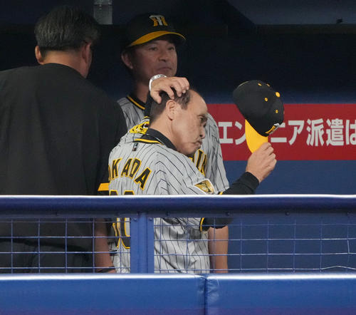 中日対阪神　試合終了、足早にベンチを後にする岡田監督（手前）（撮影・森本幸一）