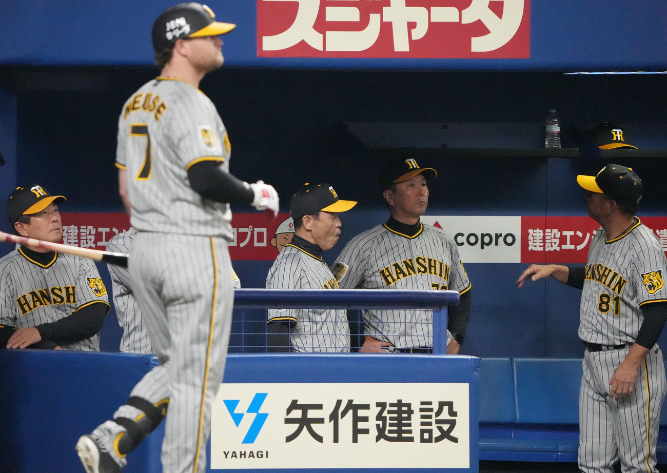 中日対阪神　試合終了、中日に敗れ足早にベンチを後にする岡田監督（中央）（撮影・森本幸一）