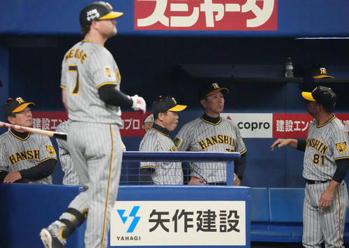 中日対阪神　試合終了、中日に敗れ足早にベンチを後にする岡田監督（中央）（撮影・森本幸一）