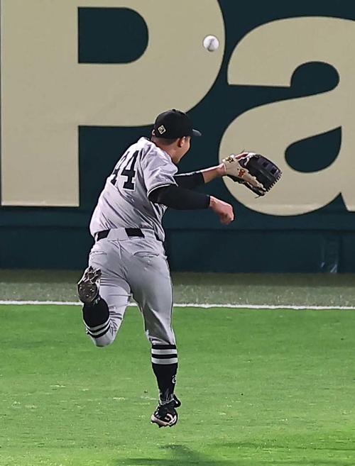 阪神対巨人　3回裏阪神2死一、二塁、佐々木は森下の打球を追うが先制2点適時二塁打となる（撮影・上田博志）