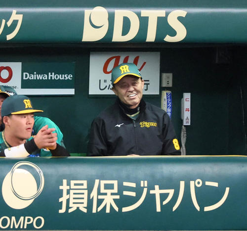 阪神対巨人　8回裏阪神1死一、二塁、ベンチで笑みを見せる岡田監督（撮影・加藤哉）