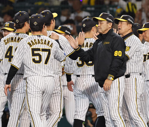 阪神対中日　中日に勝利し、青柳らとタッチを交わす阪神岡田監督（右から2人目）（撮影・藤尾明華）