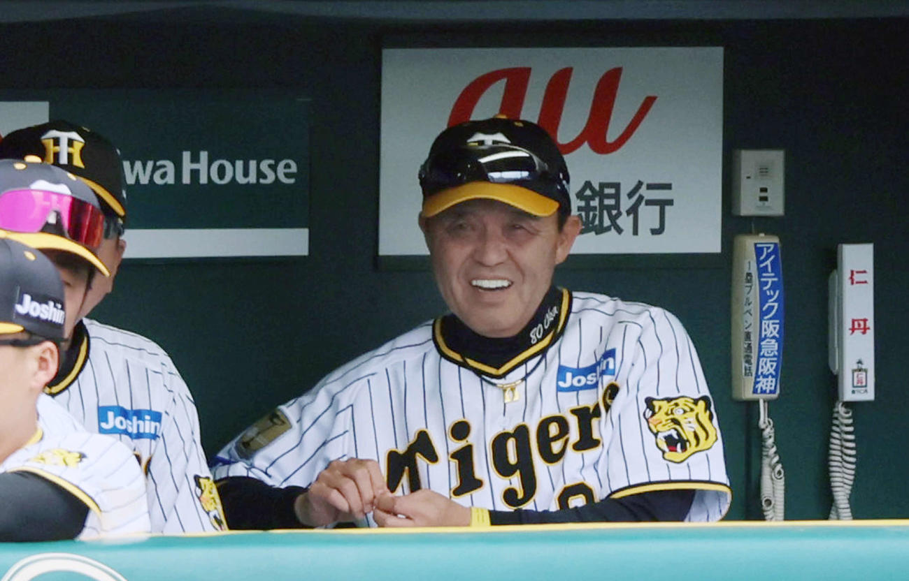 阪神対中日　3回裏を終えベンチで笑顔を見せる岡田監督（撮影・加藤哉）