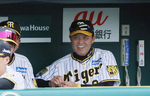 阪神対中日　3回裏を終えベンチで笑顔を見せる岡田監督（撮影・加藤哉）