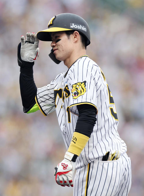 阪神対中日　7回裏阪神1死一、二塁、右前適時打を放ちベンチに向かってポーズをとる中野（撮影・前田充）