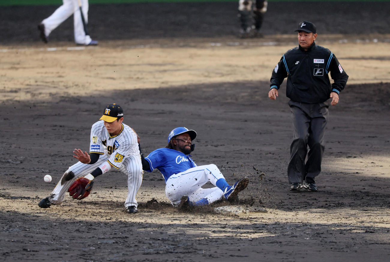 阪神対中日　4回表中日無死一塁、一塁走者カリステは中田の中飛で二塁へタッチアップも濡れた土とベースで塁上に止まれずアウトになる。野手は木浪（撮影・加藤哉）