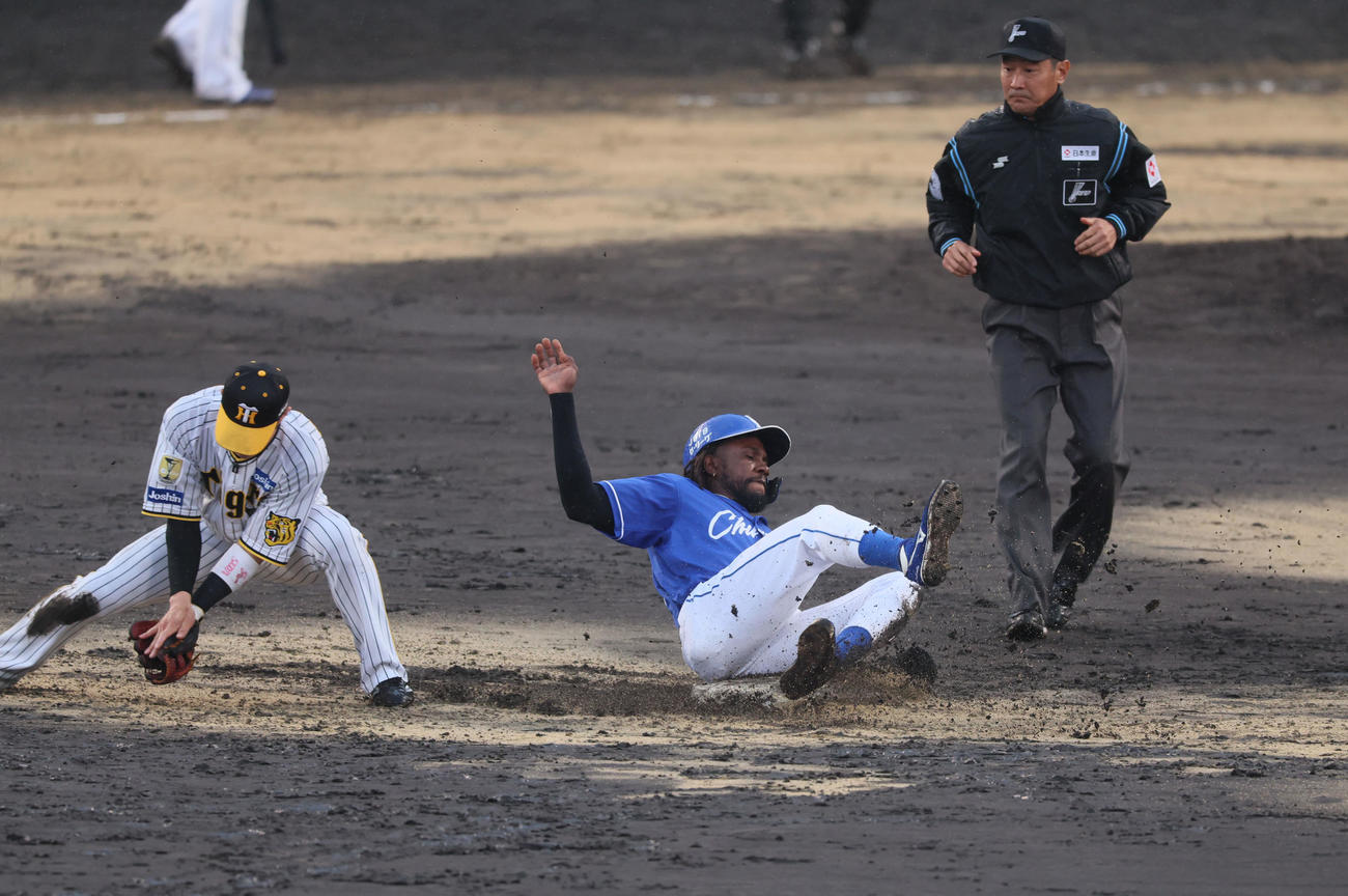 阪神対中日　4回表中日無死一塁、一塁走者カリステは中田の中飛で二塁へタッチアップも濡れた土とベースで塁上に止まれずアウトになる。野手は木浪（撮影・加藤哉）