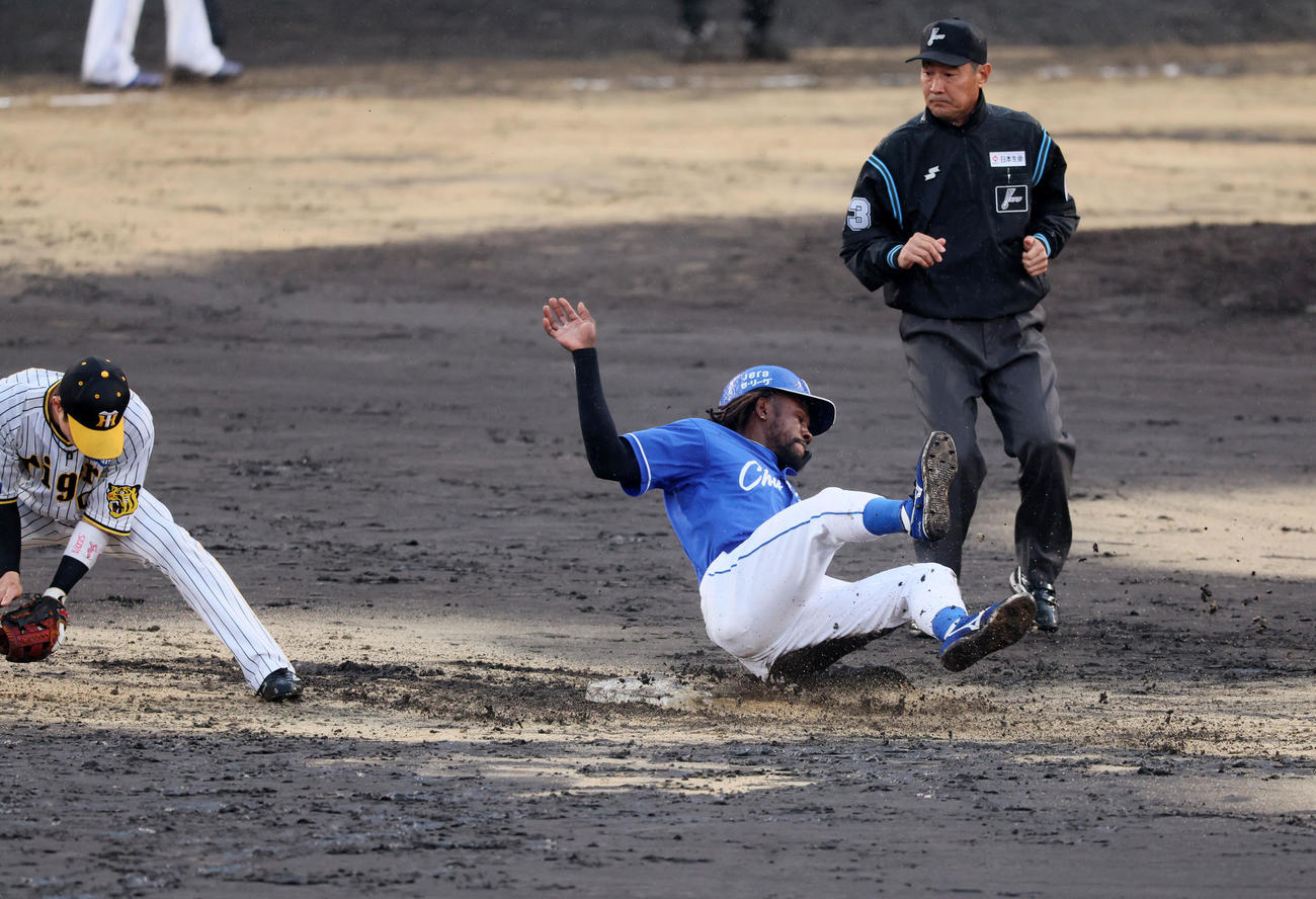 阪神対中日　4回表中日無死一塁、一塁走者カリステは中田の中飛で二塁へタッチアップも濡れた土とベースで塁上に止まれずアウトになる。野手は木浪（撮影・加藤哉）
