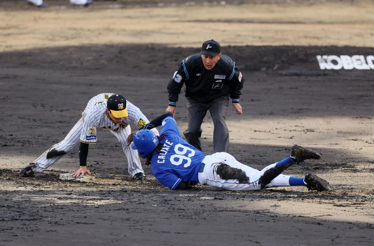 阪神対中日　4回表中日無死一塁、一塁走者カリステは中田の中飛で二塁へタッチアップも濡れた土とベースで塁上に止まれずアウトになる。野手は木浪（撮影・加藤哉）