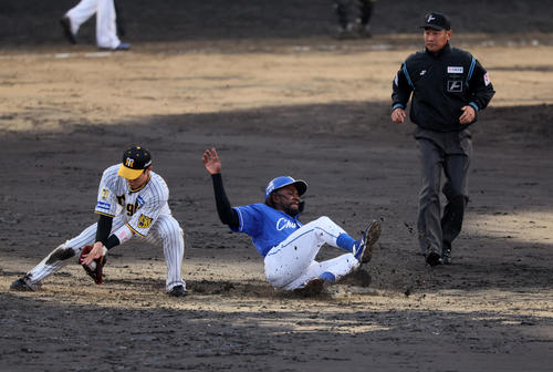 阪神対中日　4回表中日無死一塁、一塁走者カリステは中田の中飛で二塁へタッチアップも濡れた土とベースで塁上に止まれずアウトになる。野手は木浪（撮影・加藤哉）