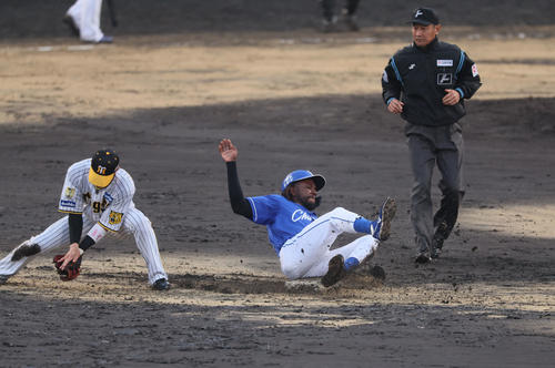 阪神対中日　4回表中日無死一塁、一塁走者カリステは中田の中飛で二塁へタッチアップも濡れた土とベースで塁上に止まれずアウトになる。野手は木浪（撮影・加藤哉）