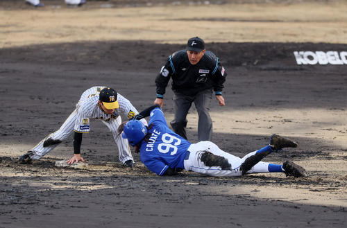 阪神対中日　4回表中日無死一塁、一塁走者カリステは中田の中飛で二塁へタッチアップも濡れた土とベースで塁上に止まれずアウトになる。野手は木浪（撮影・加藤哉）