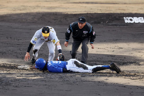 阪神対中日　4回表中日無死一塁、一塁走者カリステは中田の中飛で二塁へタッチアップも濡れた土とベースで塁上に止まれずアウトになる。野手は木浪（撮影・加藤哉）