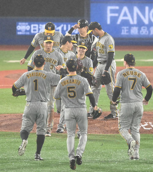 DeNA対阪神　逆転勝利に笑顔を見せる大山ら（中央左）、中野（同右）ら阪神ナイン（撮影・山崎安昭）