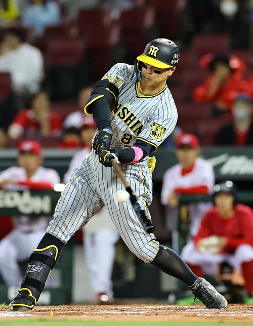 広島対阪神　9回表阪神無死一塁、佐藤輝は左前打を放つ（撮影・上田博志）