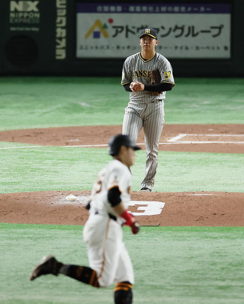 巨人対阪神　2回裏巨人2死二塁、岡本和（手前）に左越え2点本塁打を浴びた門別（撮影・足立雅史）