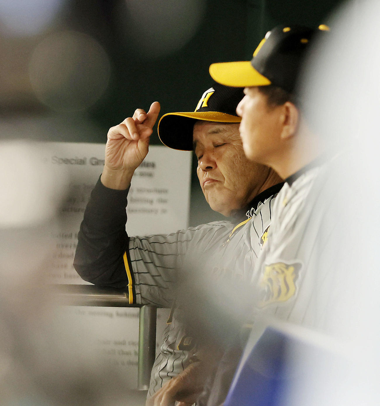 巨人対阪神　8回、ベンチで厳しい表情を見せる岡田彰布監督（撮影・加藤哉）
