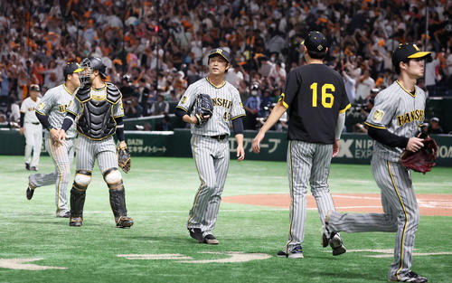 巨人対阪神　10回裏巨人1死満塁、吉川の中適時打でサヨナラ負けしベンチへ引き揚げる島本（中央）と迎える先発西勇（撮影・加藤哉）